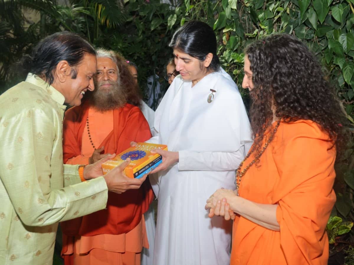 Dr. Dinesh Shahra, The Pioneer of Yellow Revolution Presents ‘Sanatan Living’ Series to BK Shivani Verma at Parmarth Niketan